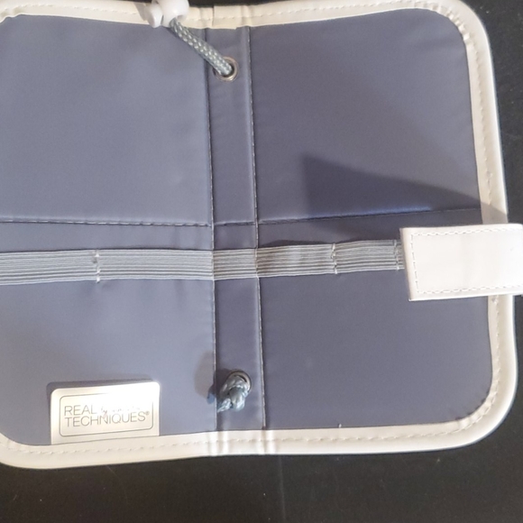 🔴 5/$20 REAL TECHNIQUES travel case 2x - Picture 5 of 5